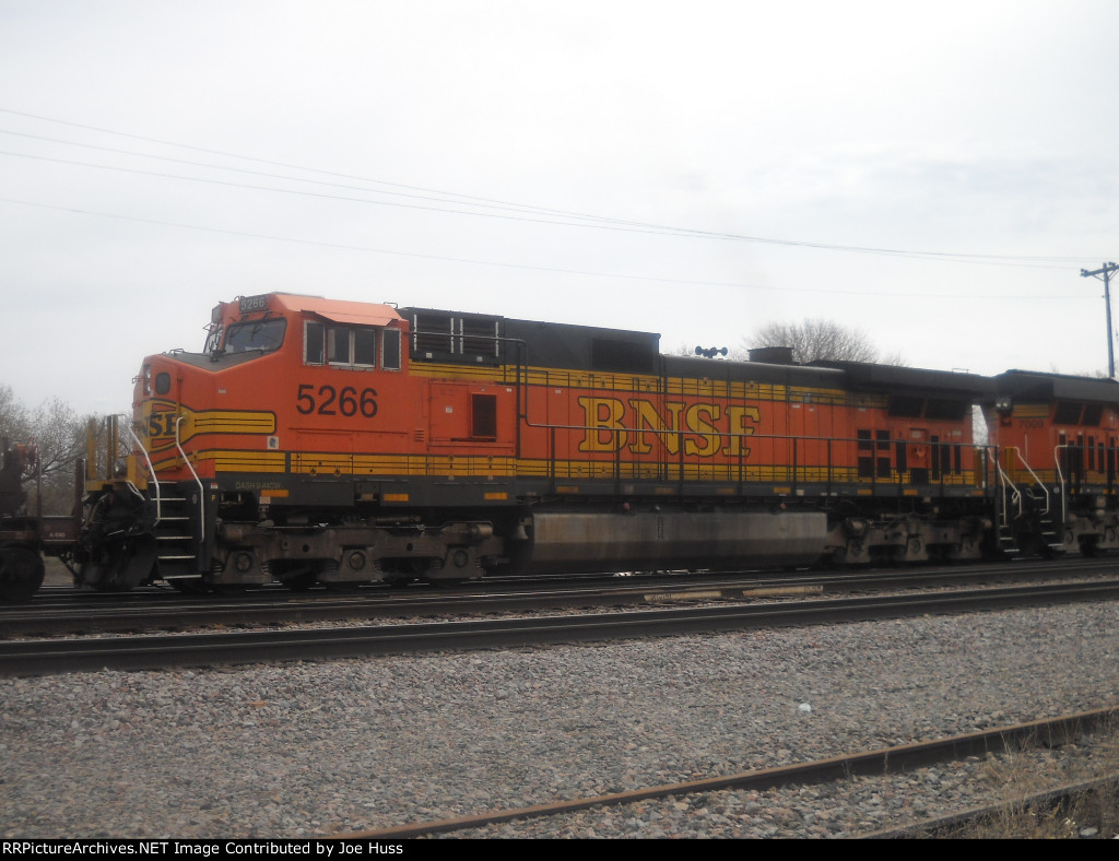 BNSF 5266